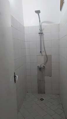 A loué un apartuman  1etage non loin de la brioche Dorée image 2