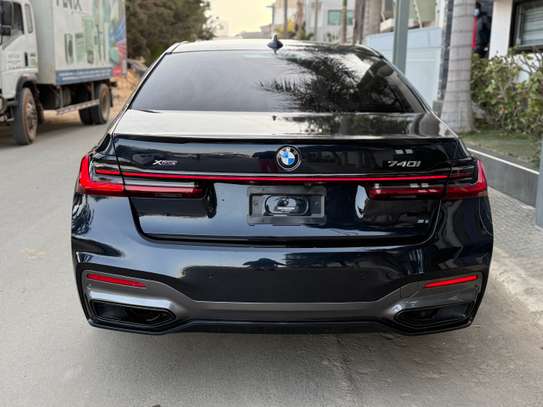 BMW series 740i image 5