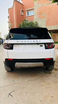 Land Rover Discovery Sport blanc jantes noires SUV image 12