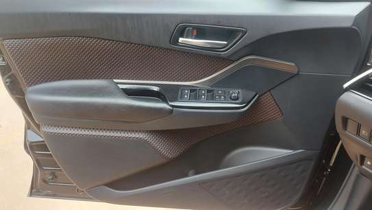 Toyota C-HR SUV compact noir jantes alliage sport image 8