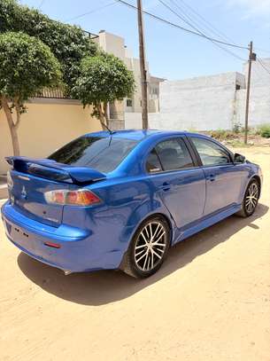 Mitsubishi compacte bleu essence consommation maîtrisée image 5