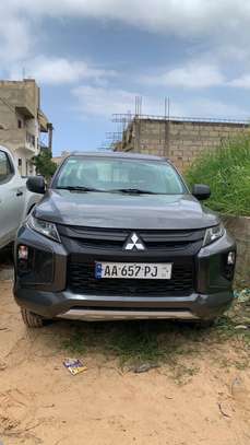 Mitsubishi L200 pick-up 4x4 double blanche et gris 2023 image 8