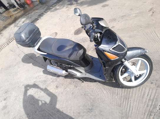 Yekh Gnak Moto Honda SH en très bon état. image 8