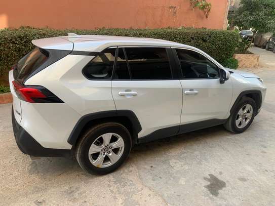 Toyota RAV4 image 9