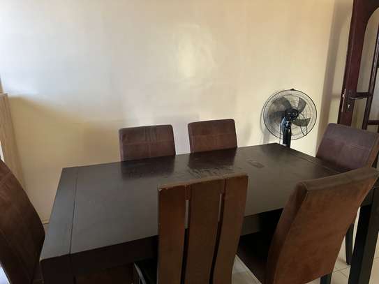 Table avec chaises image 1