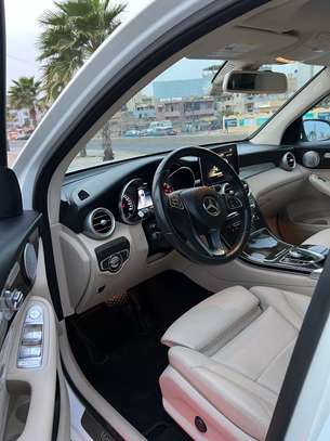 Mercedes glc 300 image 3