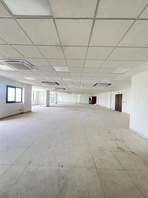Plateaux de bureau à louer à partir de 465 m² image 8