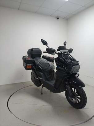 Scooter électrique noir compact avec coffres arrière image 1