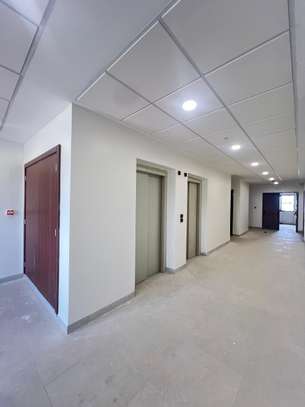 Plateaux de bureau à louer à partir de 465 m² image 4
