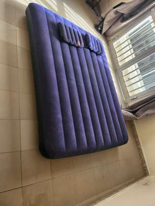 Matelas gonflable 2 places + 2 oreillers image 1
