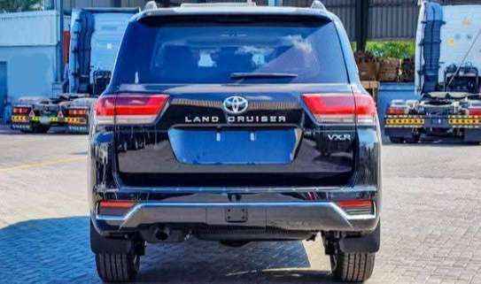 Toyota land cruiser vxr image 6