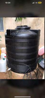 Réservoir eau 1000L plastique noir avec robinet image 1