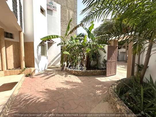 Villa de 750m2 à louer aux Almadies image 1