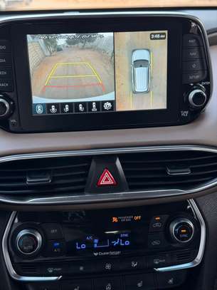Hyundai Santa Fe SUV blanc spacieux et performant image 5