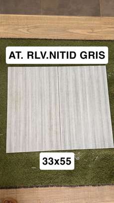 Carrelage gris clair 33x55 cm moderne et lisse image 4