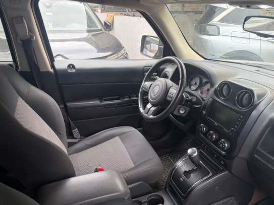 Jeep SUV noir patriot spacieux polyvalent et fiable image 8