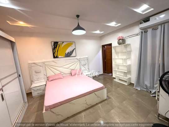 Villa R+2 meublée à louer à la Sicap baobab image 9