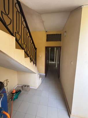 Villa moderne spacieuse 3 niveaux avec garage double image 13