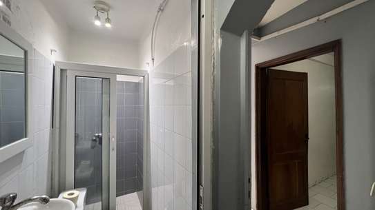CHAMBRE CLIMATISEE , DOUCHE PRIVEE image 6