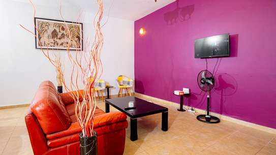 Salon moderne avec canapé cuir et TV murale image 4