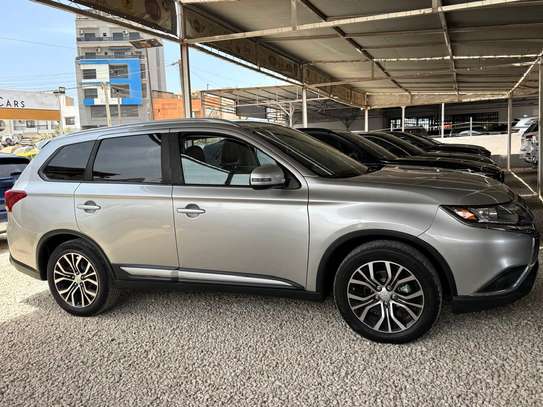 Mitsubishi Outlander image 9
