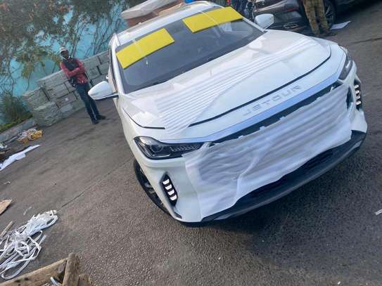 Jetour SUV blanc neuf spacieux moteur 1.5 image 1