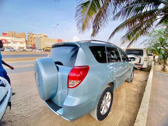 Toyota RAV4 SUV image 3