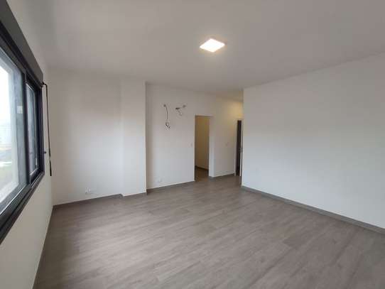 Appartement F4 à louer au Point E image 12