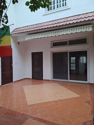 À LOUER – Une Petite Villa R+1 à Ngor image 2