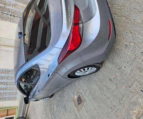 hyundai elantra image 2
