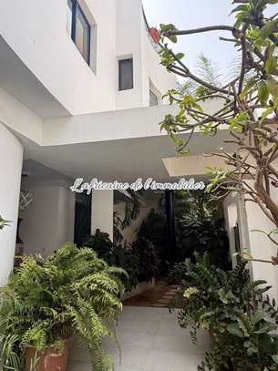 Villa R+2 avec jardin à louer aux almadies image 4