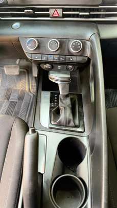 A vendre Hyundai Elantra image 3