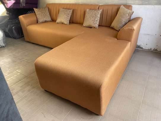 Canapé d'angle beige clair 5-6 places avec pouf rouge image 2