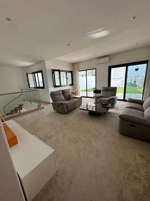 Duplex vide 4 chambres à louer au point E image 7