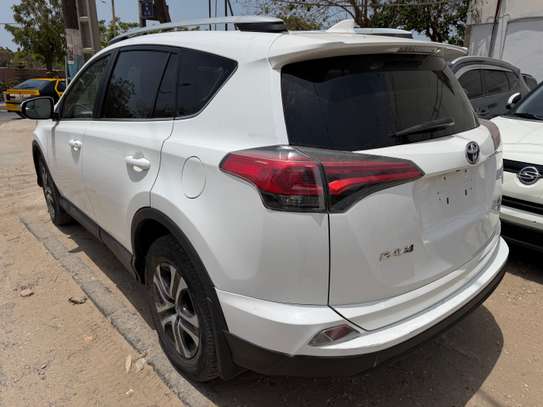 Toyota RAV4 2017 image 7