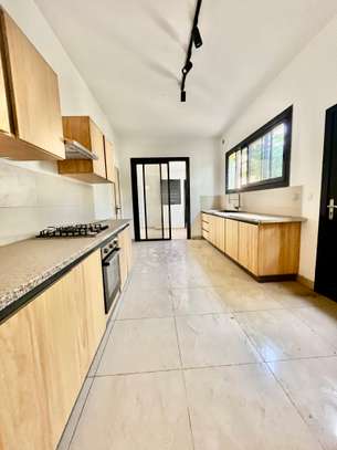 Villa R+1 à louer à Fann Residence image 9