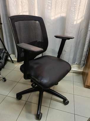 Chaise bureau cuir noir avec accoudoirs réglables image 1