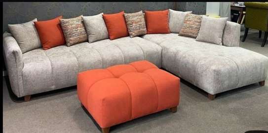 Canapé d'angle moderne gris clair avec pouf orange image 5