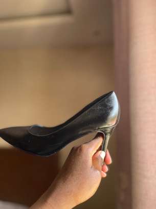 Chaussures talons noirs élégants silhouette affinée image 2