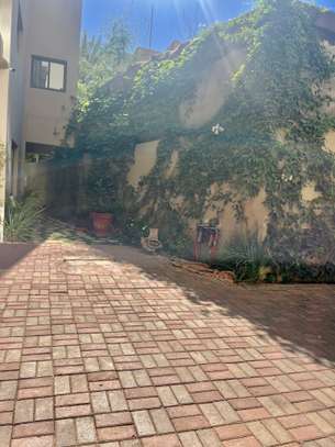 Appartement F4 de 200 m2 à louer au Point E image 3