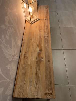 Banc en bois et décorations image 4