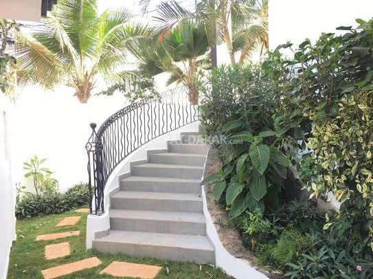 Magnifique maison avec jardin a louer aux Almadies image 1
