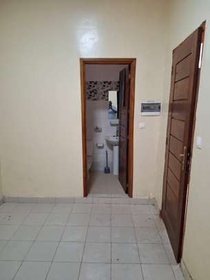 CHAMBRE  avec SALLE DE BAIN À LOUER image 4