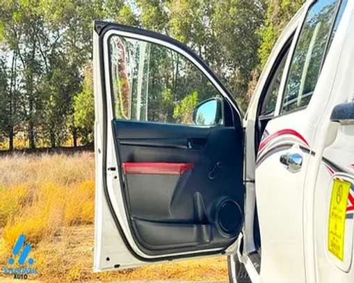 TOYOTA HILUX 2022 image 5