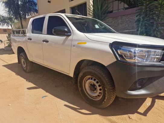 Toyota Hilux image 2