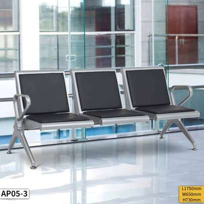 BANC D'ATTENTE MÉTALLIQUE À 3 PLACES AVEC ASSISE ET DOSSIER image 1