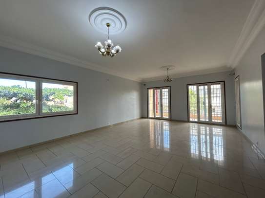 Grande villa aux Almadies pour habitation ou bureaux image 10