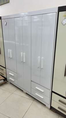 Armoire blanche 6 portes 4 tiroirs bois robuste image 1