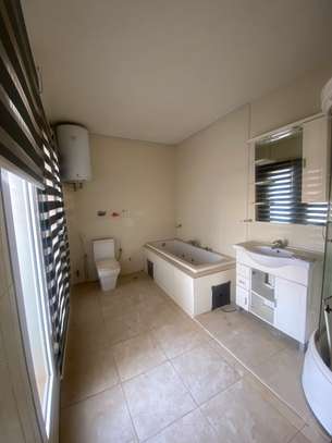 Une villa R+2 à louer aux Mamelles image 11