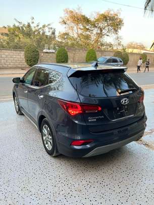 Hyundai santa fe image 2
